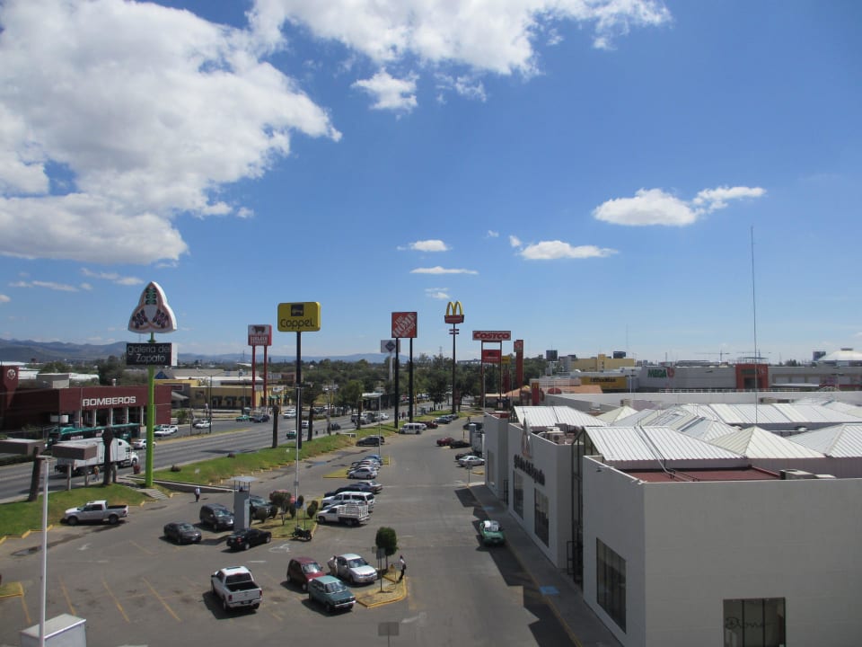 Ausblick aus dem Zimmer auf das Centro Max Hotel Suites Mexico Plaza Centro Max