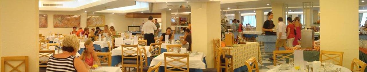 Speisesaal mit Kelleratmosphäre Sabina Hotel & Suites