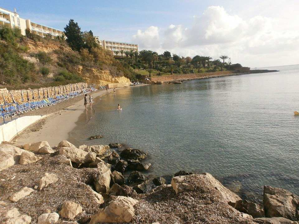 Hoteleignener Strand mit Liegen und Schirmen Hotel Mellieha Bay