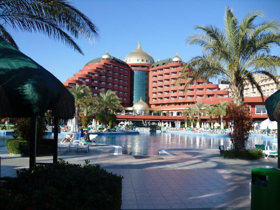 Pool und Hotel vom Stranddurchgang aus Hotel Delphin Palace