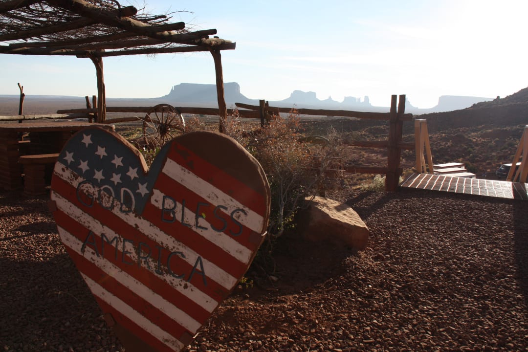 Vor dem Museum Goulding's Lodge