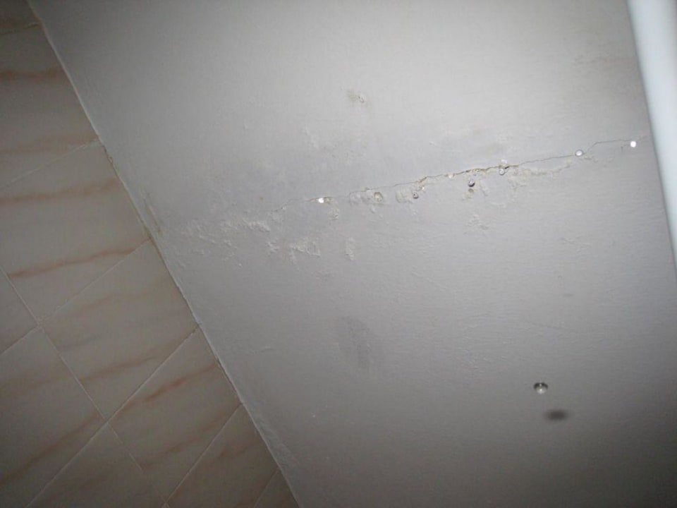 Tropfende Decke unseres Badezimmers Hotel LIVVO Veril Playa