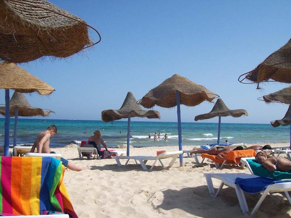 La spiaggia con le alghe Hawai Beach Club