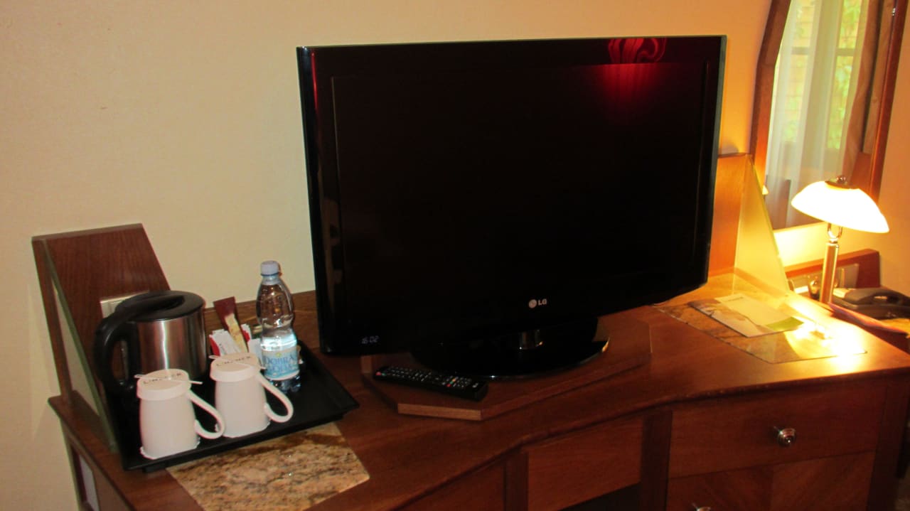 TV mal von vorne  Lindner Hotel Prague Castle, part of JdV by Hyatt