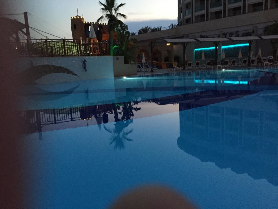 Pool am Abend Aydinbey Kings Palace & Spa
