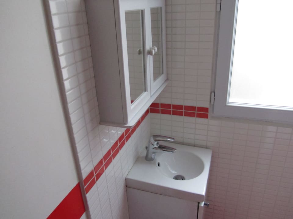 Das Waschbecken viel zu klein Hotel des Arts Montmatre