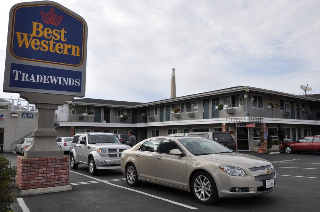 Außenansicht mit Parkplätzen Best Western Hotel Tradewinds