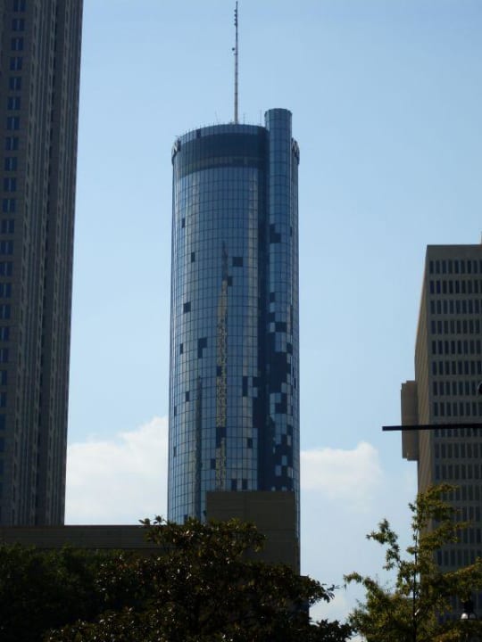 Aussenansicht des zerstörten Hotels Hotel The Westin Peachtree Plaza
