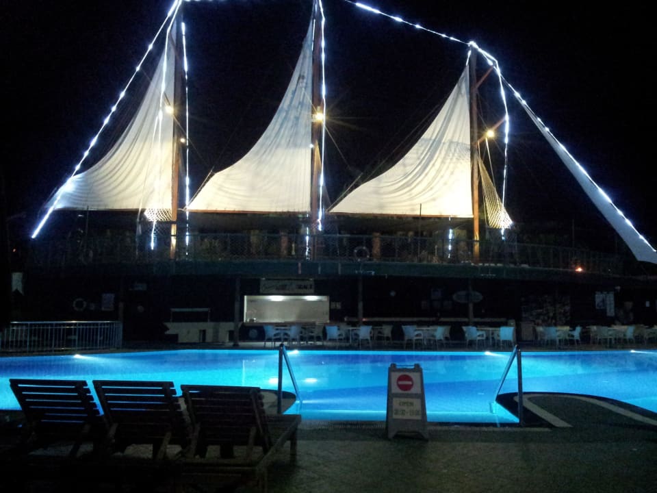 Poolbaar mit Themenrestaurant Can Garden Resort