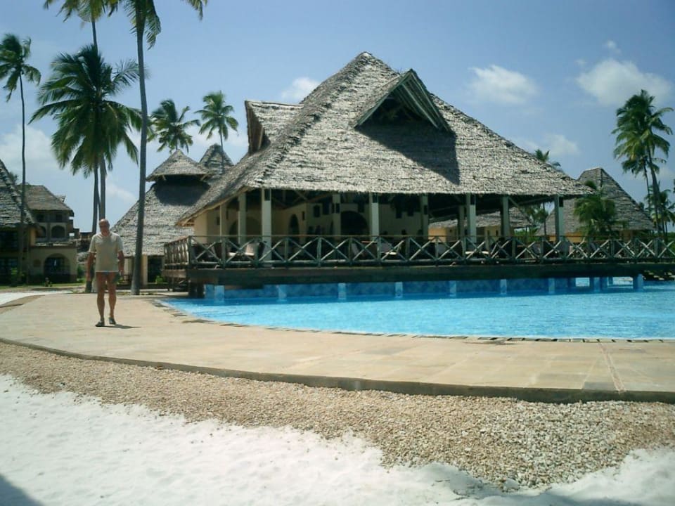 Hotelpool und Bar Neptune Pwani Beach Resort & Spa