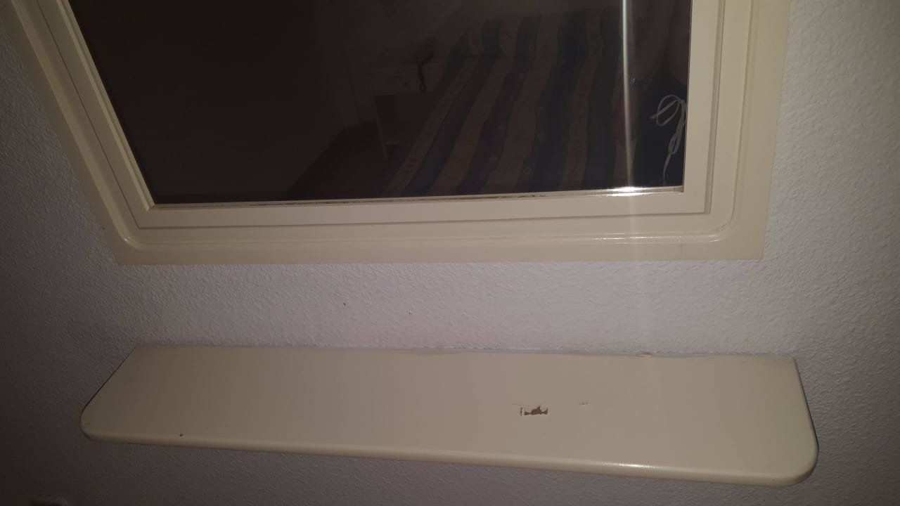 Kaputtes Regal im Schlafzimmer Servatur Alameda de Jandía