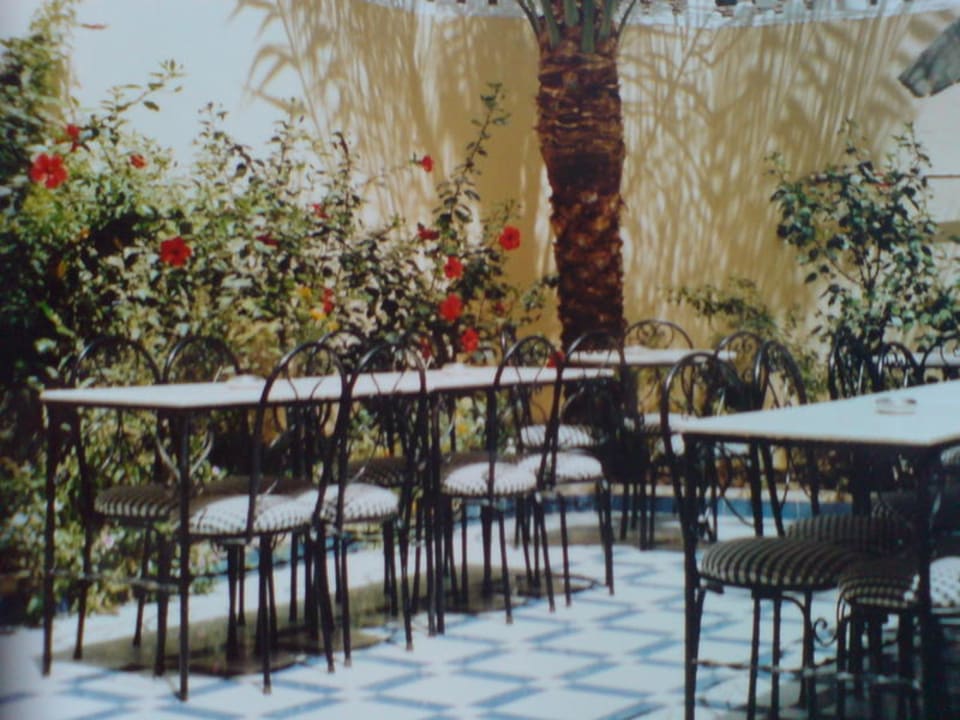 Frühstück im Garten Hotel Little Garden