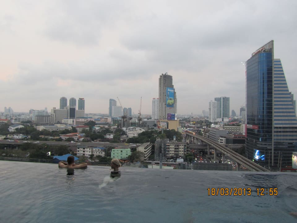 Infiniti pool Eastin Grand Hotel Sathorn