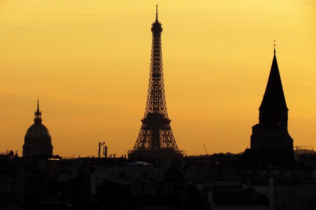 Sunset and Eiffel Tower Hotel Holiday Inn Paris Notre Dame