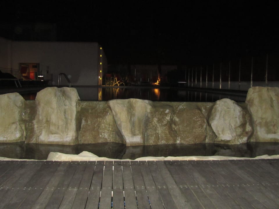 Dachterrasse mit pool bei nacht Hilton Garden Inn Lecce