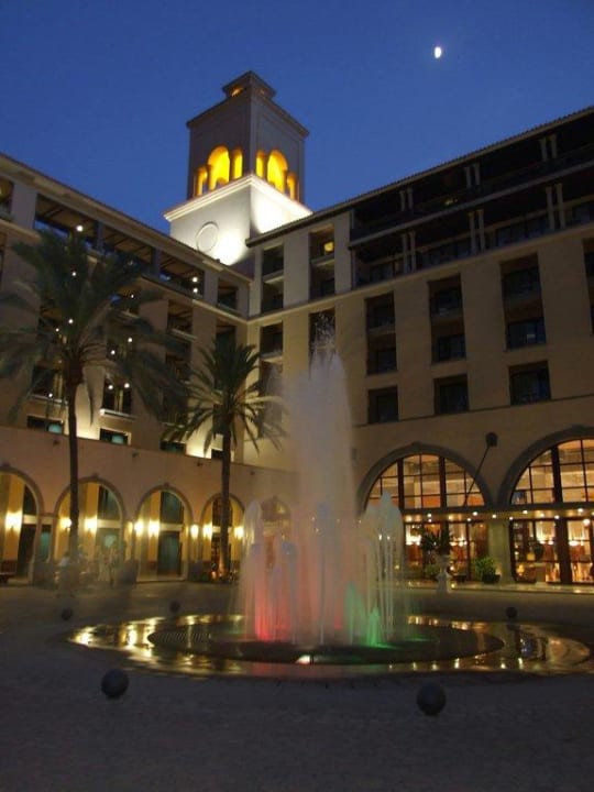 Hoteleingang mit Brunnen bei Nacht Lopesan Costa Meloneras, Resort & Spa