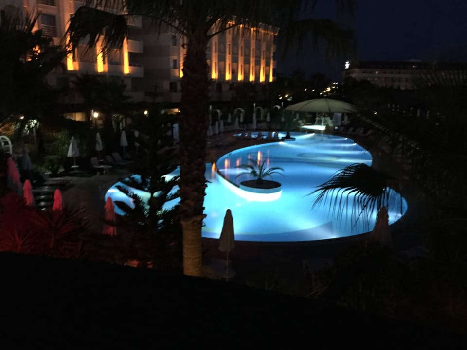 Pool vom Nebengebäude am Abend Calimera Hane Garden