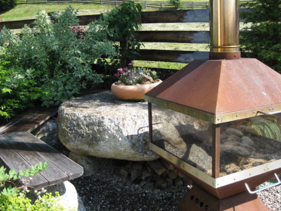 Sitzecke mit Kamin im Garten Hotel Chalet Mirabell