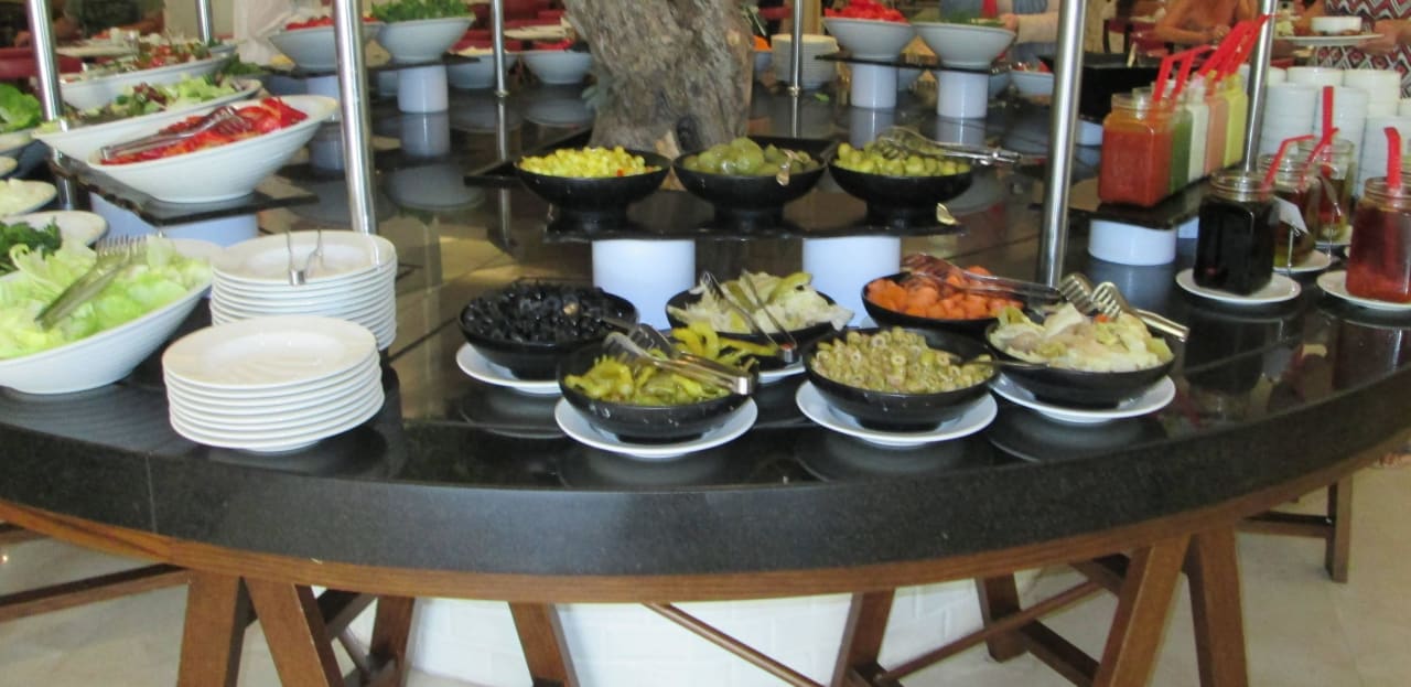 Salate - Saucen - Oliven uvm. IC Hotels Green Palace