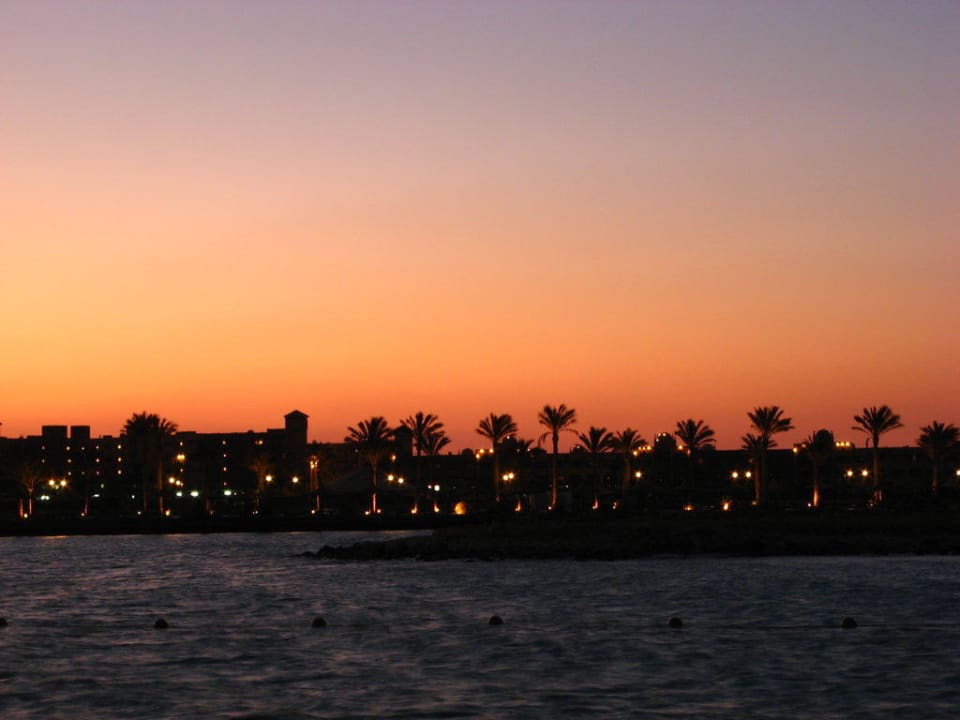 Rosaroter Sonnenuntergang Arabella Azur Resort