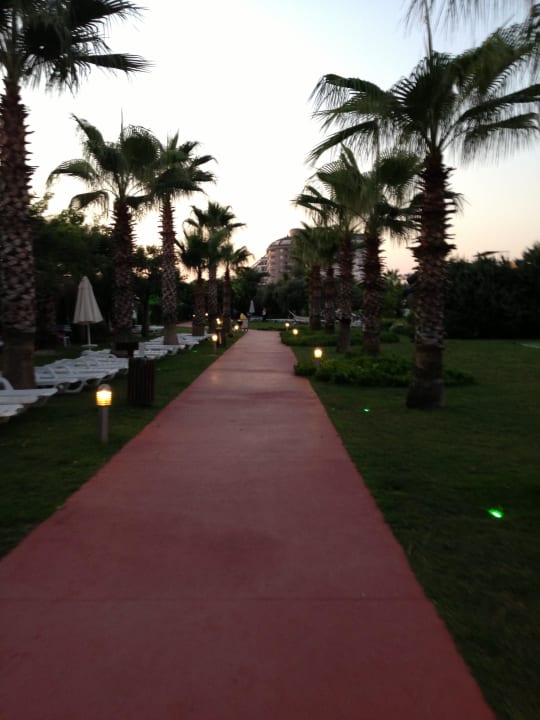 Weg vom Strand zurück zum Hotel  Saturn Palace Resort Hotel