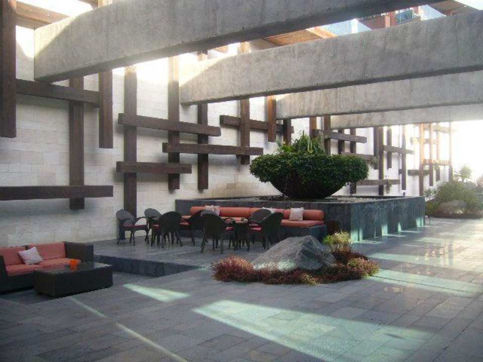 Lounge-Innenhof Salobre Hotel Resort & Serenity