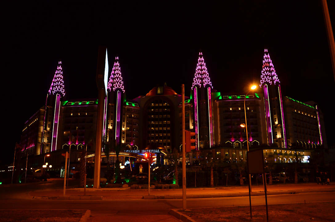 Blick von der anderen Straßenseite  Hotel Delphin Imperial