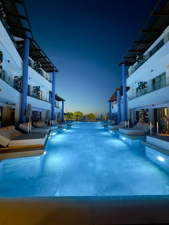 Außenansicht Paralos Kosta Alímia