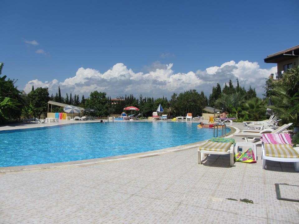 2. Pool am Nebengebäude Lemas Suite Hotel