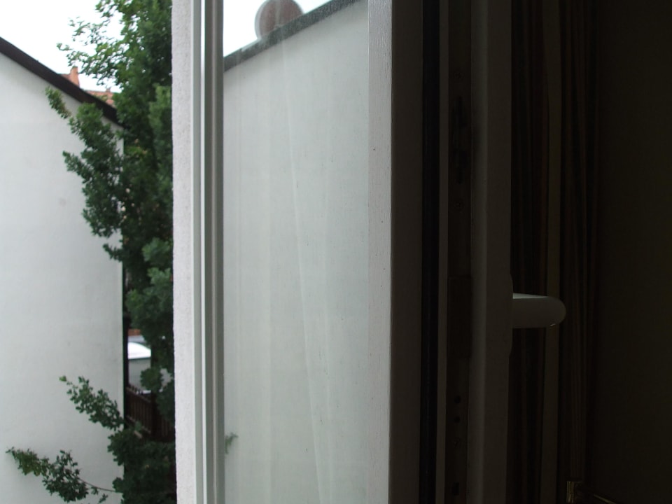 Schmutziges Fenster, Blick in den Hof Vienna House by Wyndham Thüringer Hof Eisenach