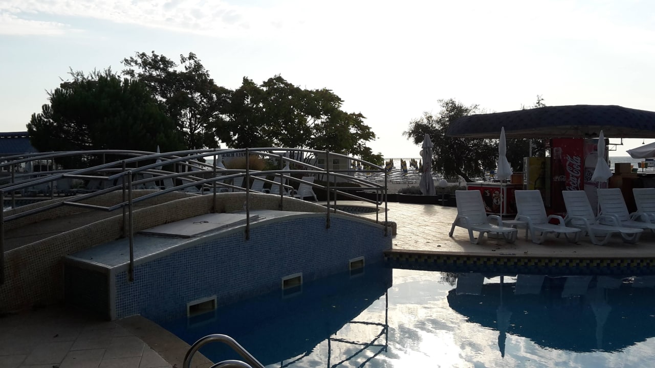 Über die Brücke zu Strand Hotel Kaliopa
