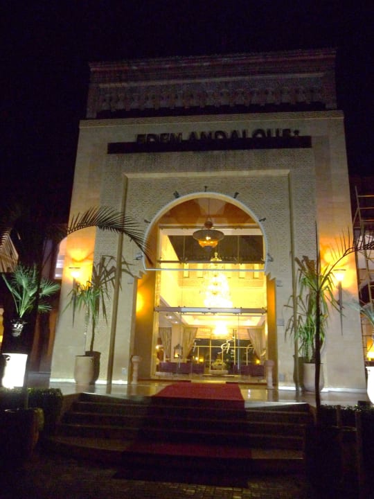 Après une immense porte qui ouvre sur un chemin  Hotel Eden Andalous Aquapark & SPA