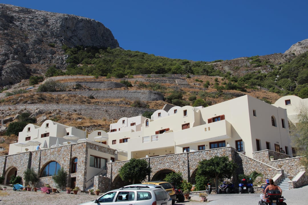 Sicht aufs Hotel von Strasse zum Strand Hotel Epavlis