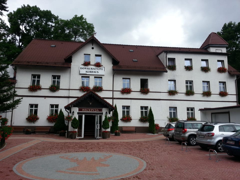 Das Hotel mit Eingang zur Rezeption Hotel Pod Jeleniem