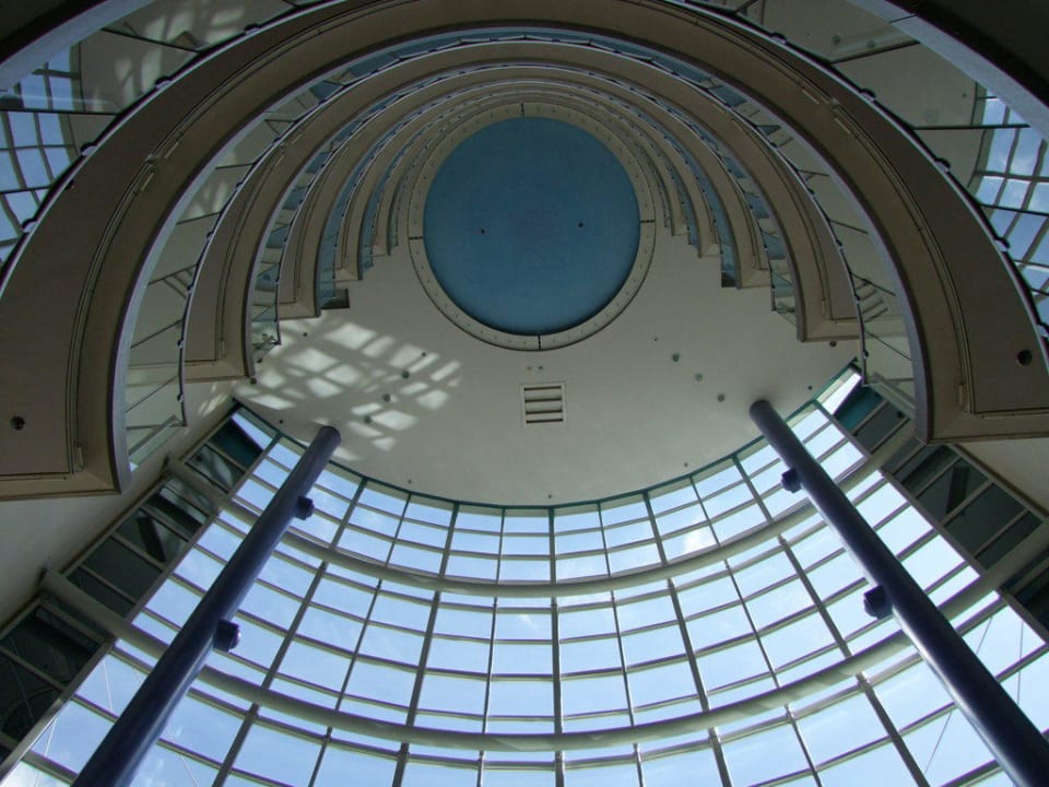 Blick nach oben in der Lobby NH Dresden Neustadt