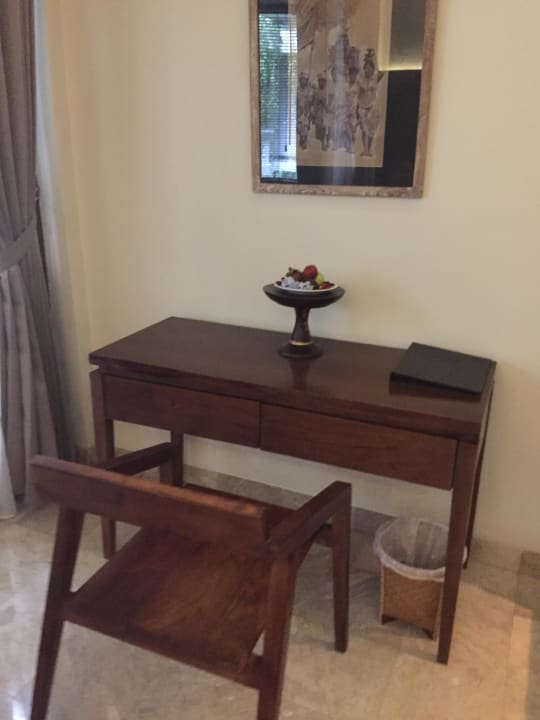 Schreibtisch im Zimmer Ubud Village Hotel