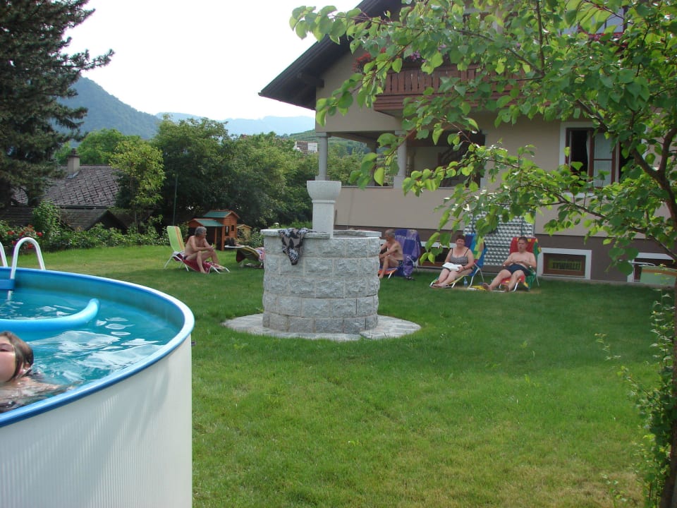 Ein Blick in den Garten mit Pool Gästehaus Weinbergblick