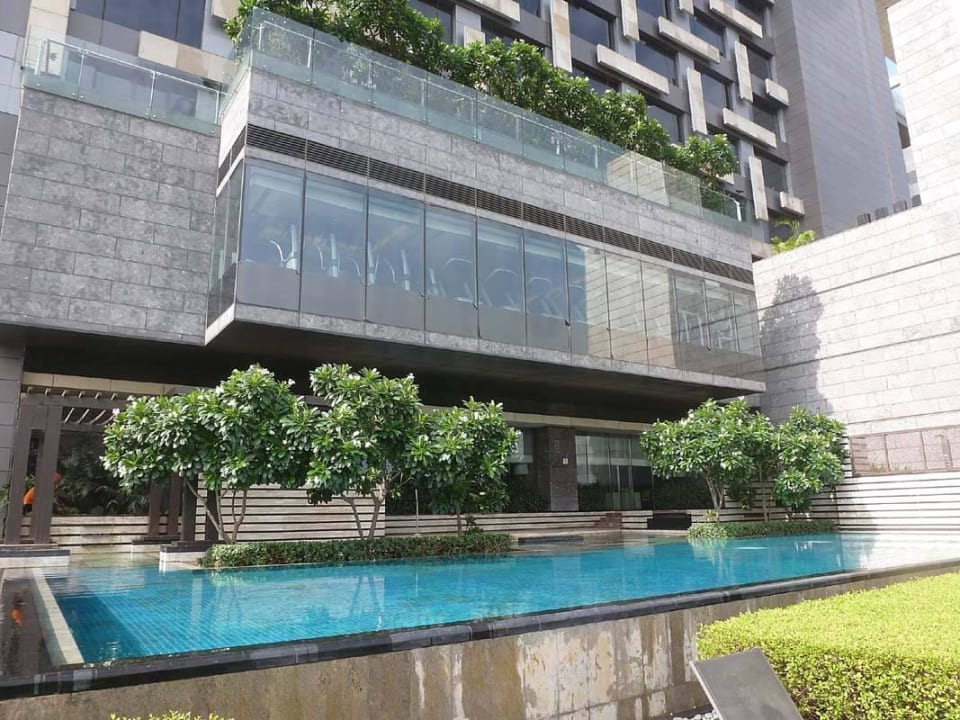 Pool im Club Tower The Leela Ambience Convention Hotel Delhi