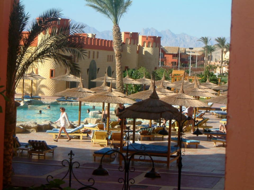 Ausblick zur rechten Seite vom Balkon Pickalbatros Alf Leila Wa Leila Resort - Neverland Hurghada