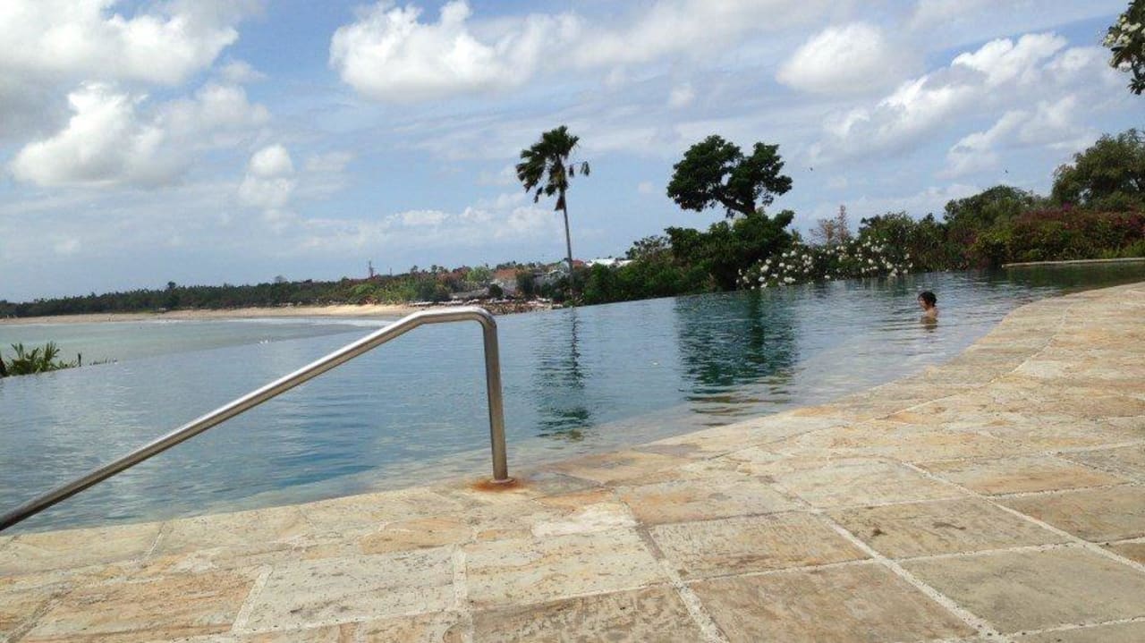 Infinitypool am Strand Four Seasons Resort Bali at Jimbaran Bay