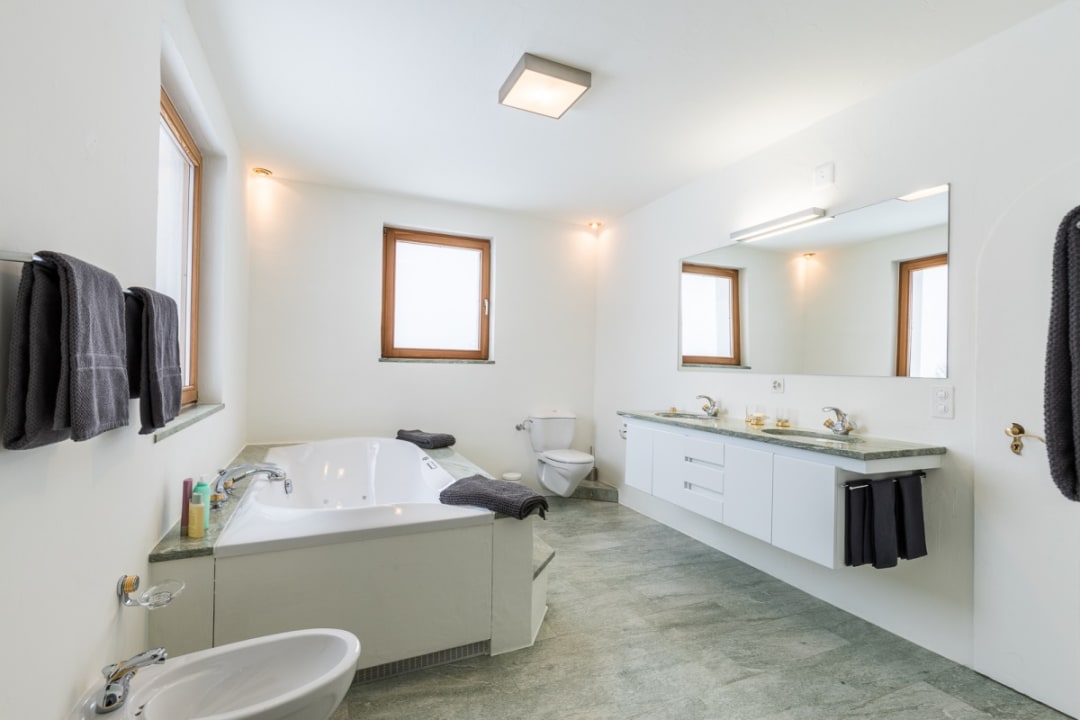 Badezimmer EG Ferienwohnung Chasa La Tschuffa