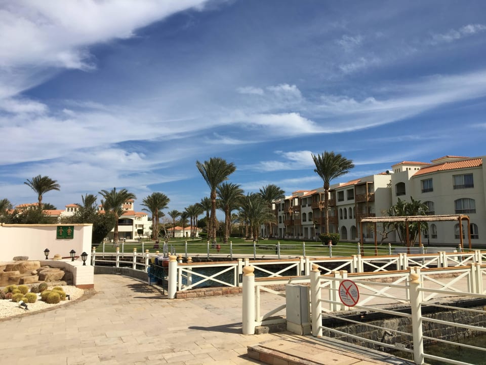 Zimmerblöcke 2000 im Hintergrund Pickalbatros Dana Beach Resort - Hurghada