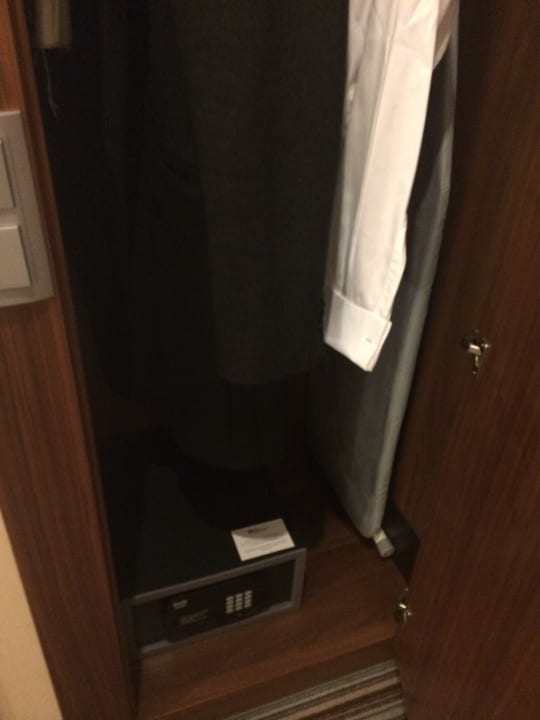 Der Zimmersafe am Fussboden Hilton Garden Inn Frankfurt Airport