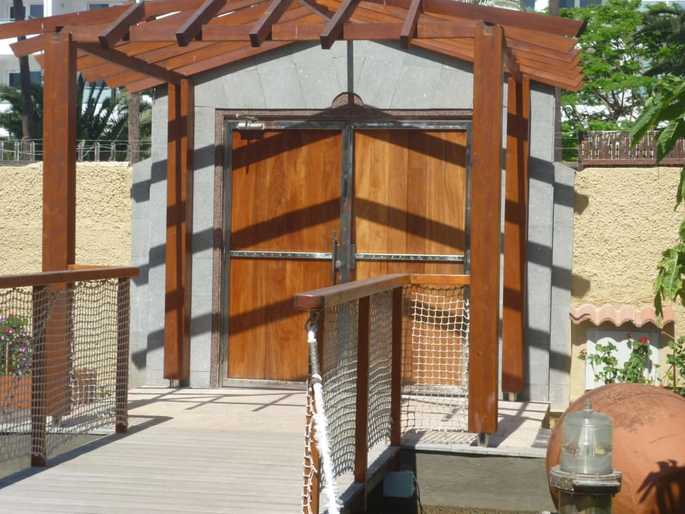 Weg zum Nebenausgang... HL Miraflor Suites Hotel