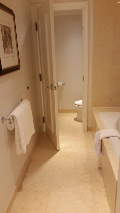 Badezimmer mit Wanne und Dusche Hotel Commonwealth