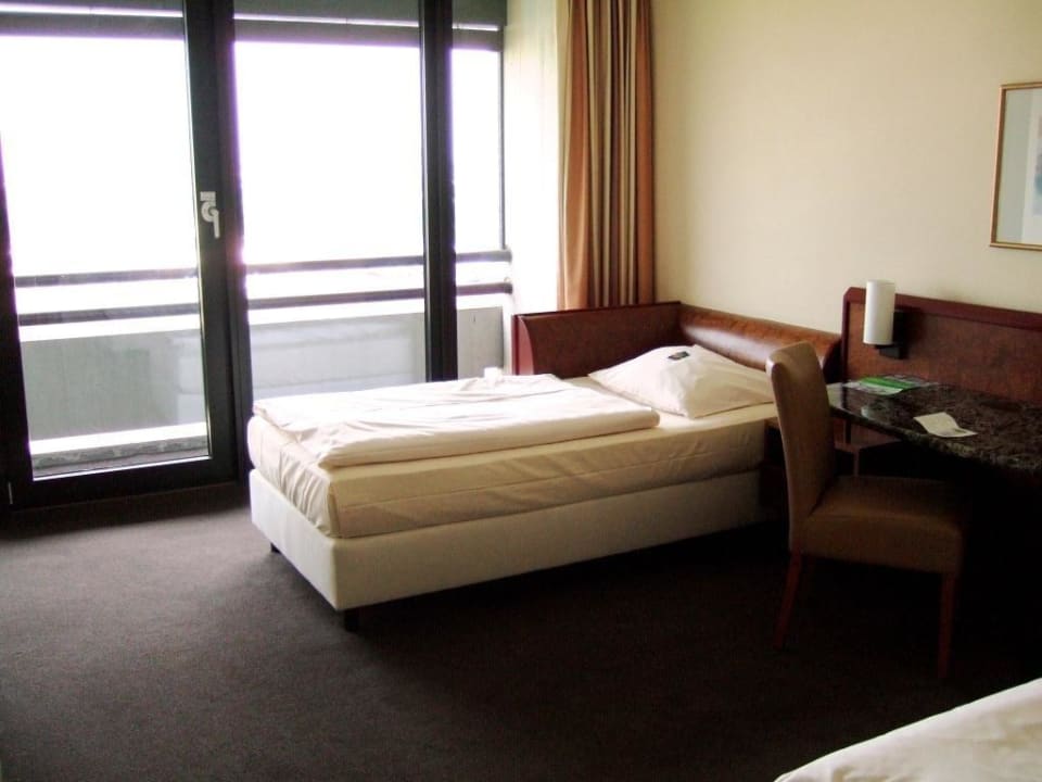Bett am großen Balkon Lindner Hotel Dusseldorf Seestern, part of JdV by Hyatt