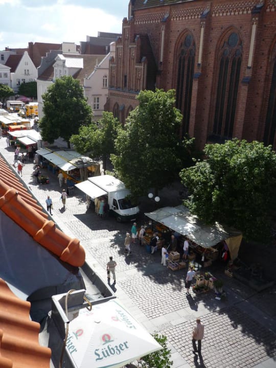 Blick aus dem Zimmer 317 auf den Markt Sweet Dream Hostel & Pension