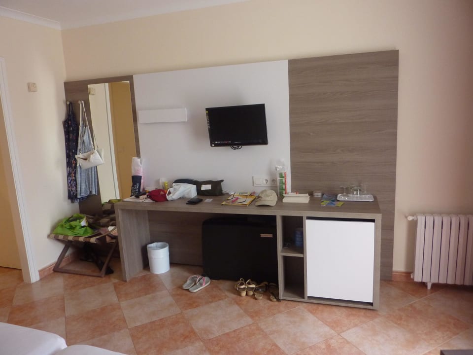 Schribtisch mit Minibar und Fernseher Hotel Bella Playa & Spa