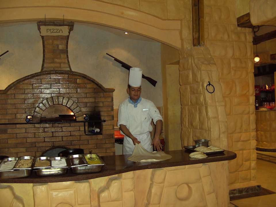 Ali Tark beim Strudelmachen Pickalbatros Alf Leila Wa Leila Resort - Neverland Hurghada