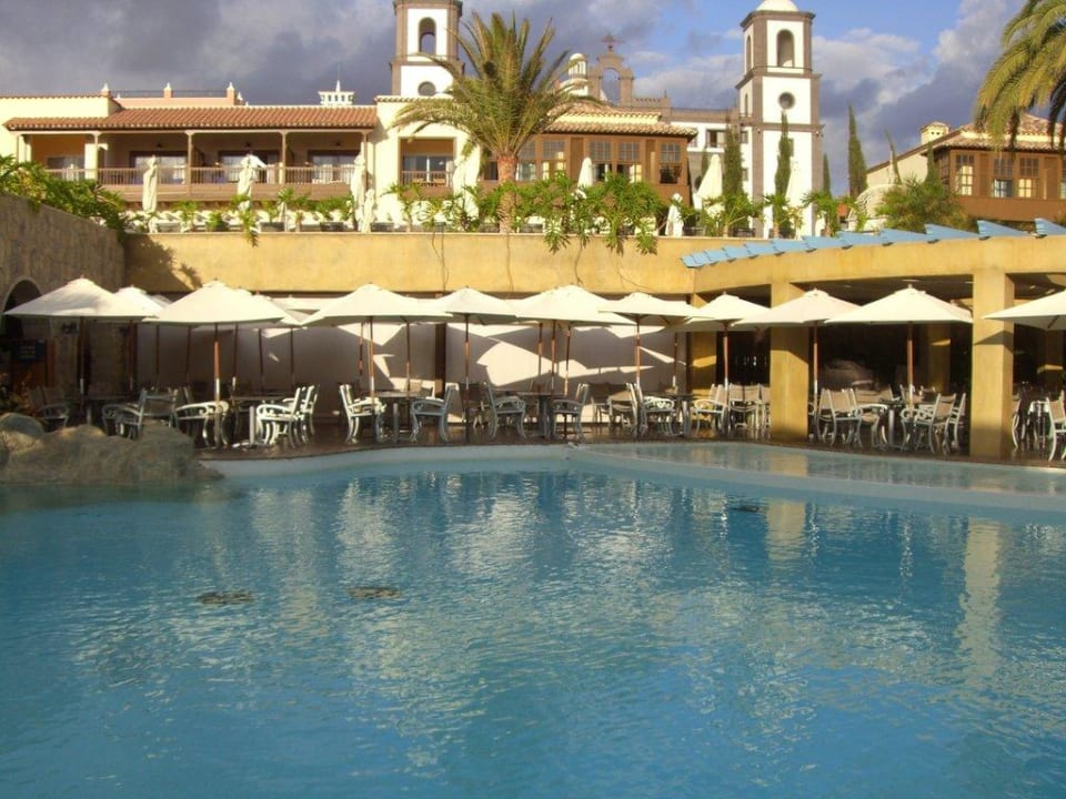 Poolrestaurant, davor ein flaches Becken Lopesan Villa del Conde Resort & Thalasso